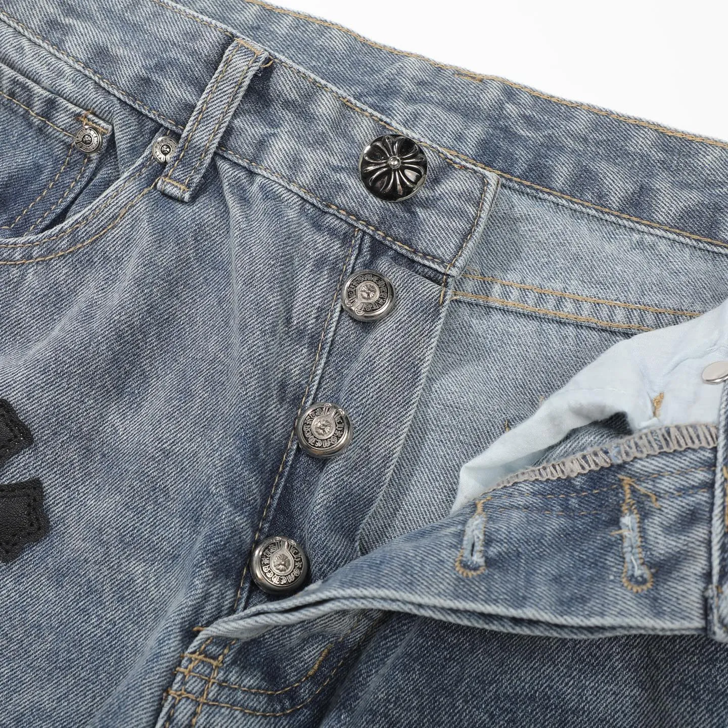 P290 Chrome Hearts Gallery co-branded limited-edition cross-flared flared jeans are a hot item this season and are sought after by countless celebrities and fashionistas. The neat details of the cutting process add color to the playful fashion! The neat and meticulous design, and the well-fitting structure is unique. The upper body not only has outstanding recognition, but also looks younger and younger. A style with the ultimate wearing meaning and performance, gorgeous color matching, and the craftsmanship of this style is also extremely extraordinary. After the finished product is washed, it is disassembled and hand-made with sheepskin cross leather and then spliced ​​together to complete. The whole piece has too many craftsmanship to describe. It is decorated with patchwork cross flowers and high-waisted washed jeans! ! Absolutely high-end luxury product, a god-level single product, a super popular product, made with top heavy industry, a magic weapon that cannot be missed to hit the streets. Size: 28 30 32 34 36 Color: blue